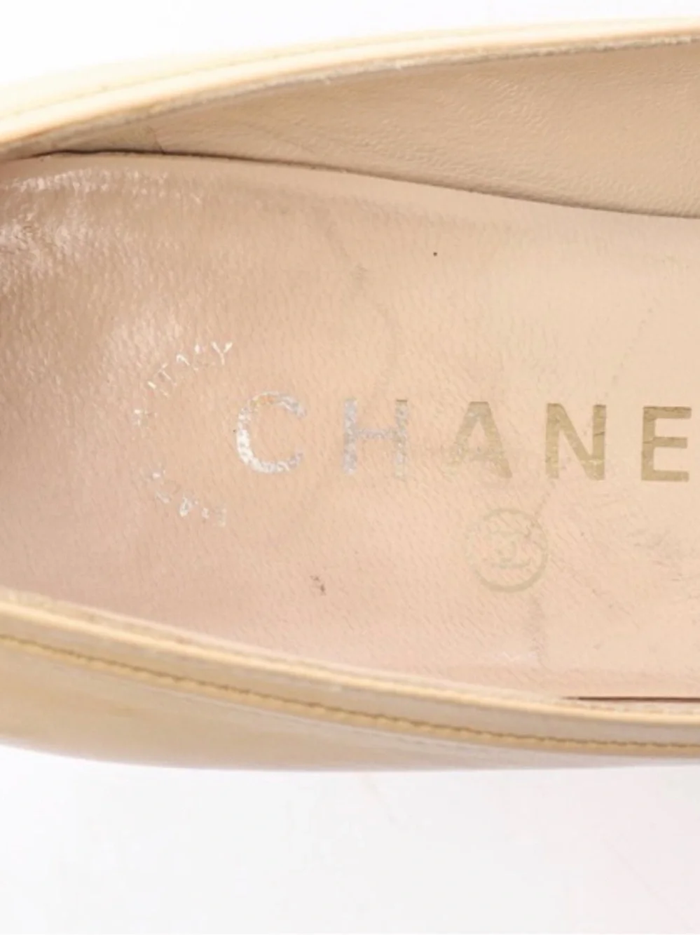 CHANEL Cream Pointed-Toe Leather Pumps with Bow and Gold CC